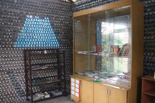 Căn nhà có diện tích khoảng 10m2, thời gian thi công 6 tháng với số lượng chai nhựa tái sử dụng lên tới 8.800 chiếc. Ảnh: Người lao động