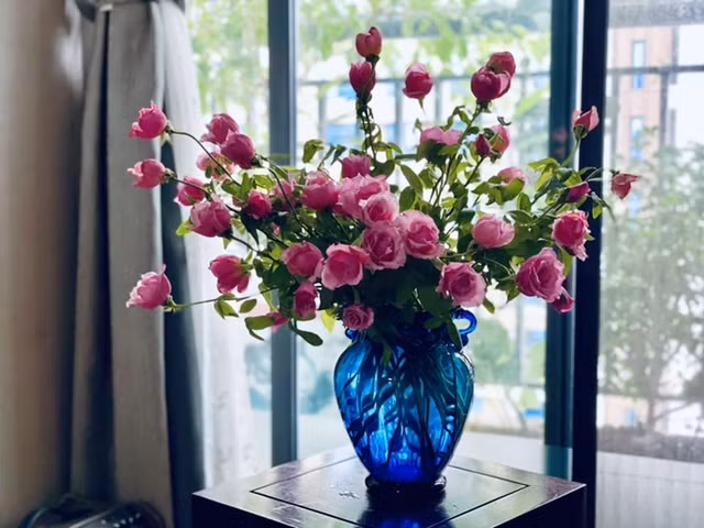 Bình hồng cho căn phòng thêm phần lãng mạn. Ảnh: FB Dang Diem Quynh