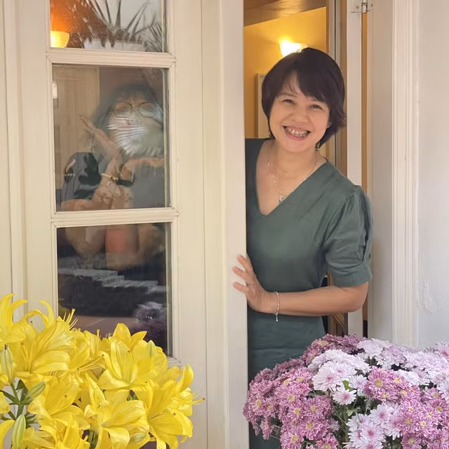 Bên cạnh sự nghiệp thành công, MC Diễm Quỳnh còn có cuộc sống bình yên, hạnh phúc bên chồng và hai con gái trong căn nhà luôn rực rỡ sắc hoa. Ảnh: FB Dang Diem Quynh