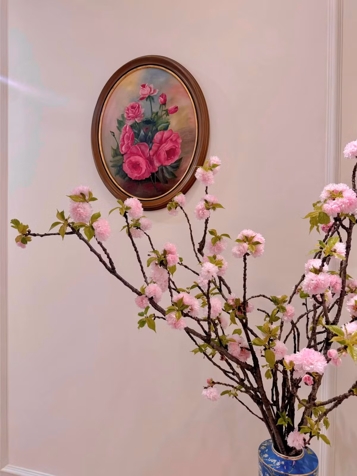 Từng cành đào kép trĩu hoa, bông nào bông nấy chi chít cánh.