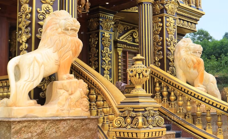Ngay cửa lâu đài là một cặp sư tử đá. Ảnh; Dân Việt