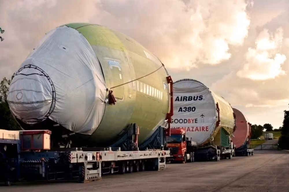 A300 là máy bay thân rộng hai động cơ đầu tiên, được đưa vào sử dụng năm 1974 với Air France. Ban đầu, mẫu máy bay này được dự định dành cho các chuyến bay châu Âu. Với sự ra đời của các quy tắc ETOPS vào những năm 1980, A300 tiếp tục hoạt động xuyên Đại Tây Dương.