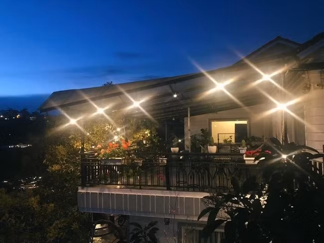 Biệt thự lung linh hơn khi về đêm.