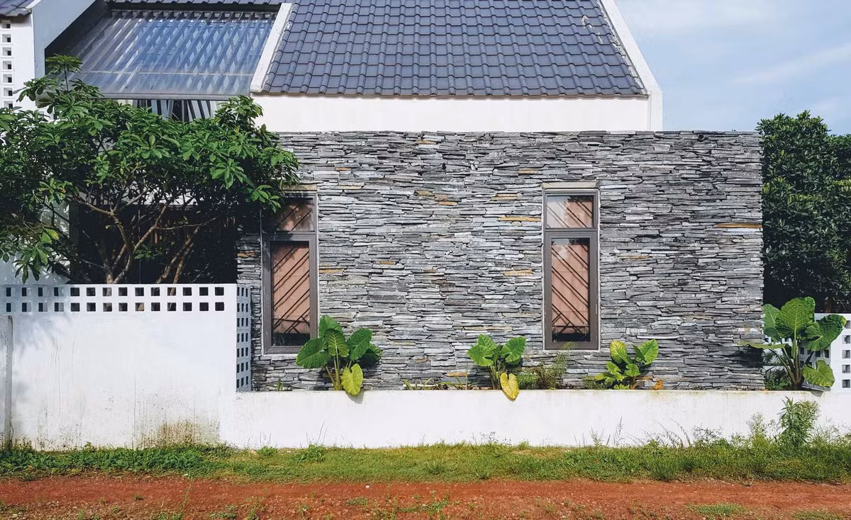 Do kinh phí có hạn và mong muốn lựa chọn vật liệu, gia chủ dành nhiều thời gian đi khắp các tỉnh để chọn gạch đá. Sau khi chọn được loại đá xẻ, gia chủ thuê xưởng cưa làm những viên đá nhỏ khoảng 3-4 cm ở khu vực xung quanh nhà.