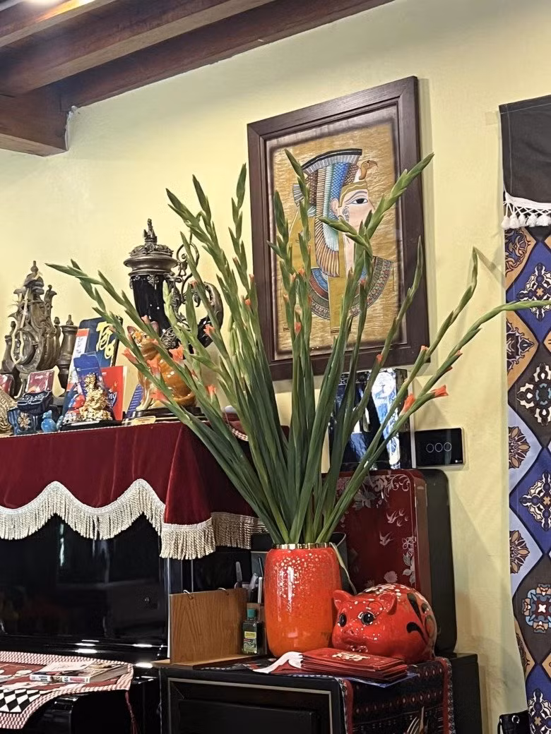 Bình hoa xinh xắn và các món đồ decor độc đáo cho không gian thêm phần ấm áp.