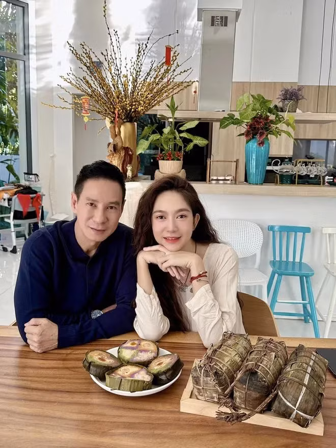 Biệt thự của Lý Hải có 3 tầng, thiết kế hiện đại và ưu tiên nhiều cửa kính để lấy ánh sáng tự nhiên.