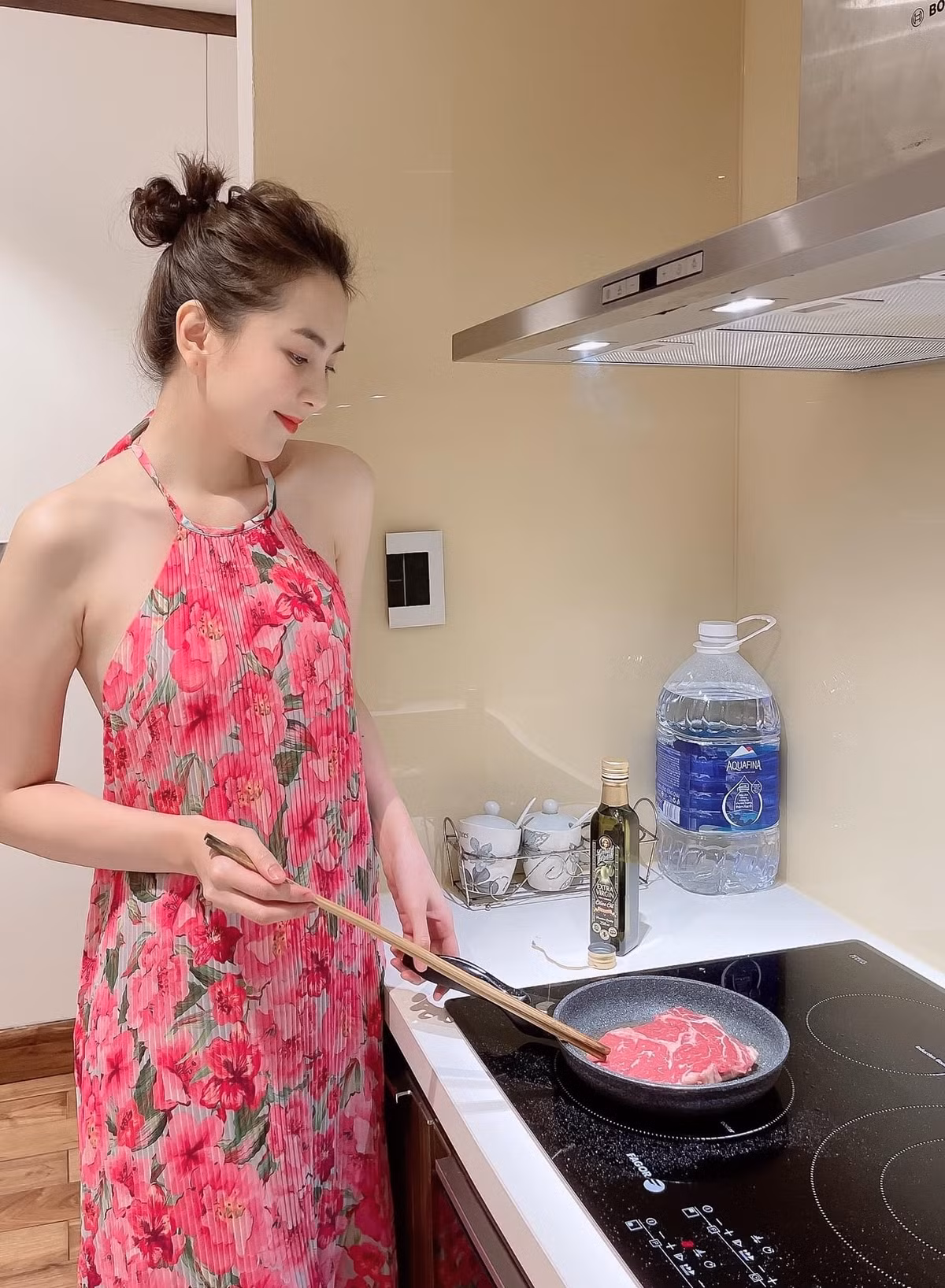 Phòng bếp nhỏ gọn và hiện đại.