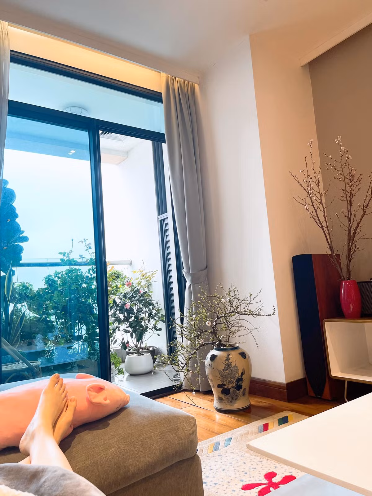 Phòng khách gọn gàng, bài trí theo tông màu trầm cổ điển.