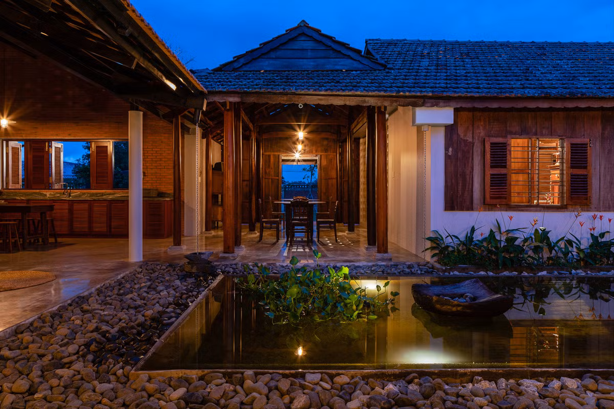 Căn nhà như một ốc đảo rộng 2.000m2, chủ động đóng mở đón gió bên ngoài và mở hoàn toàn vào bên trong với hồ nước ở trung tâm.