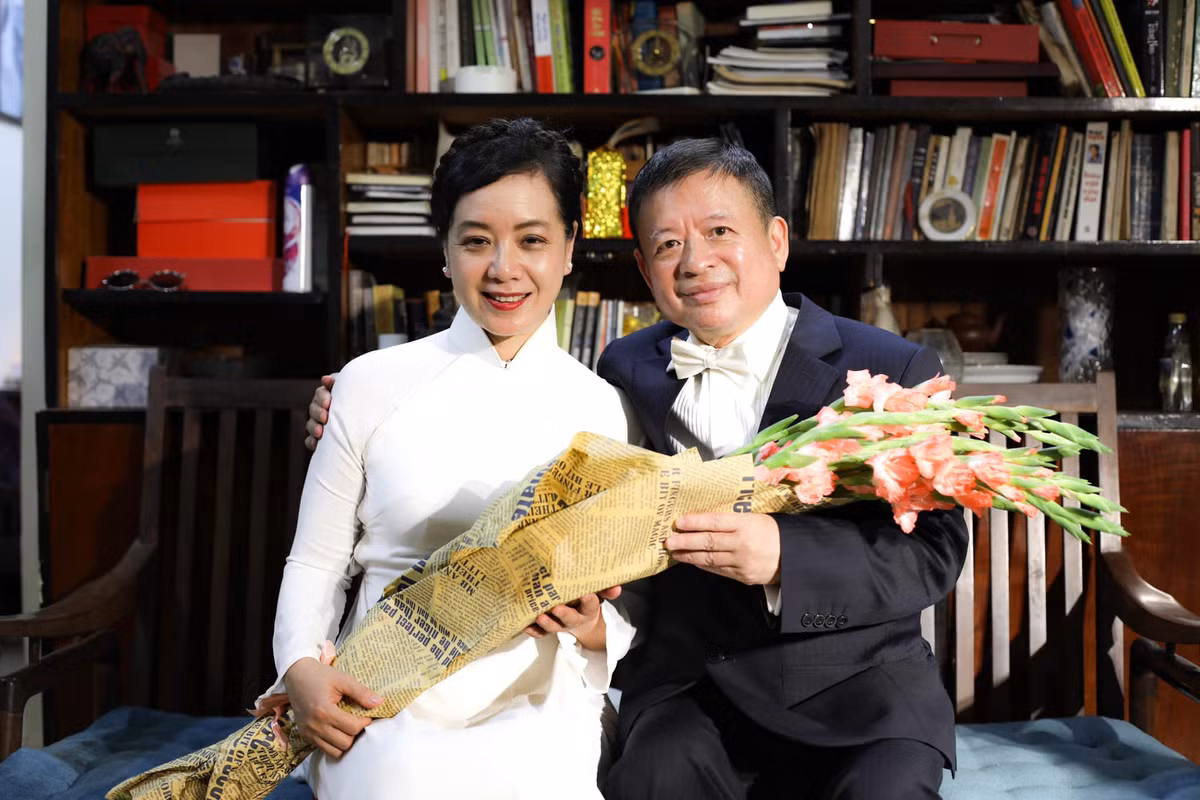 Mới đây, NSƯT Chiều Xuân thu hút sự chú ý của khán giả khi chia sẻ bài viết kỷ niệm 34 năm ngày cưới với nhạc sĩ Đỗ Hồng Quân.
