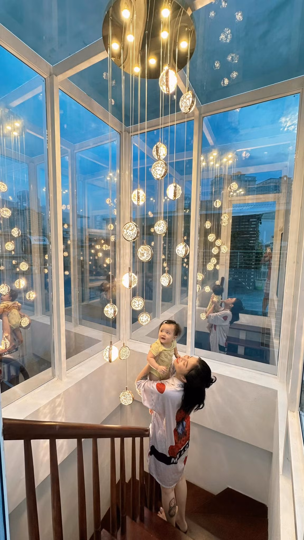 Cầu thang được bao phủ bởi ánh sáng lung linh từ những chiếc đèn treo hiện đại. Ảnh: FB Nguyen Hoang Linh