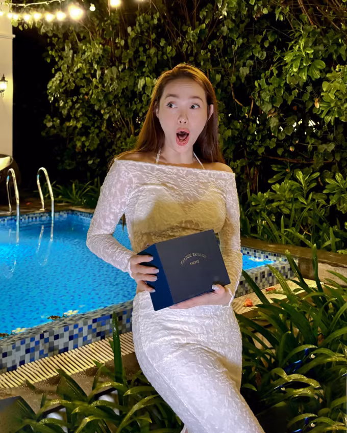 Mới đây, Minh Hằng khiến khán giả "mắt tròn mắt dẹt" khi tiết lộ được chồng đại gia tặng vàng nguyên khối mừng tuổi 37.