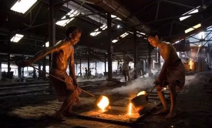 Tại Ấn Độ, có những công xưởng chuyên sản xuất nắp cống. Môi trường làm việc ở đây rất khắc nghiệt do nhiệt độ của kim loại nóng chảy vượt quá 1.000 độ C.