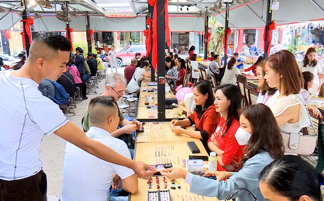 Được xem là một trong những "thủ phủ" kinh doanh đá quý lớn nhất Việt Nam, chợ mở cửa cả các ngày trong tuần. Ảnh: Baoyenbai