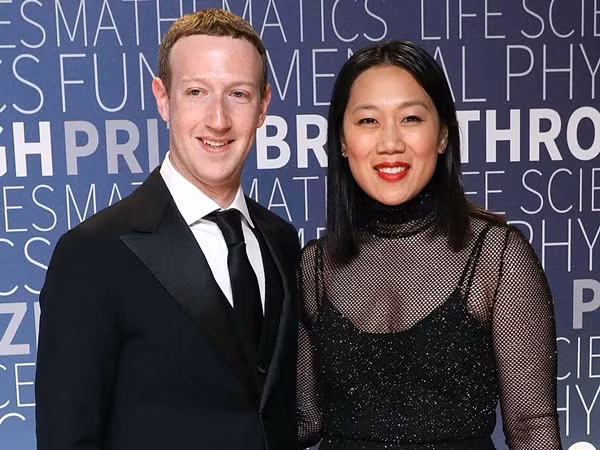 Tỷ phú Mark Zuckerberg bắt đầu gây dựng Facebook và gặp người vợ tương lai của mình - Priscilla Chan, khi đang xếp hàng chờ vào nhà vệ sinh. Ảnh: People