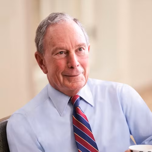 Tỷ phú Mike Bloomberg sinh ra trong một gia đình trung lưu ở ngoại ô Boston (Mỹ). Dù không phải là một học sinh xuất sắc về học thuật, cũng không giỏi thể thao, nhưng Mike Bloomberg đã được định hướng đúng cách. Ảnh: Mike Bloomberg