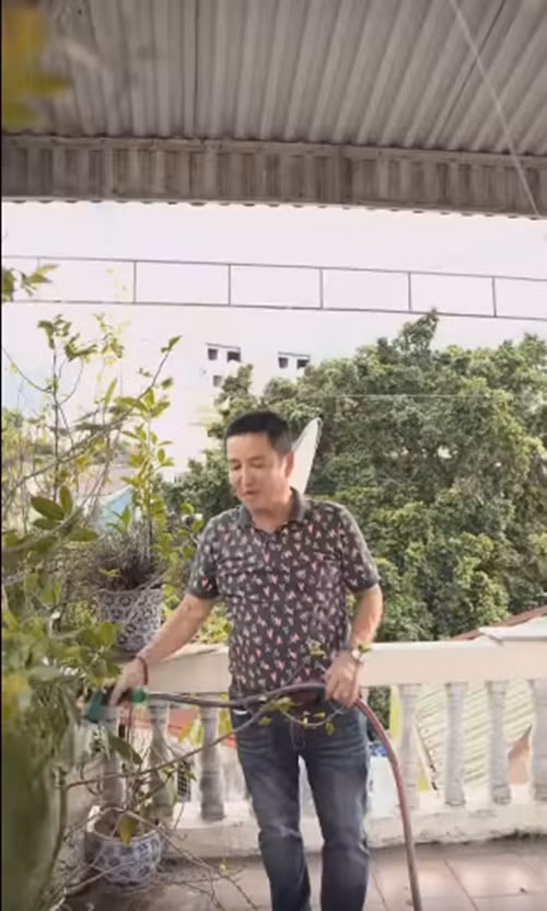 Dù ở tập thể nhưng nhà của nam nghệ sĩ vẫn có ban công để trồng cây cảnh. Ảnh chụp màn hình
