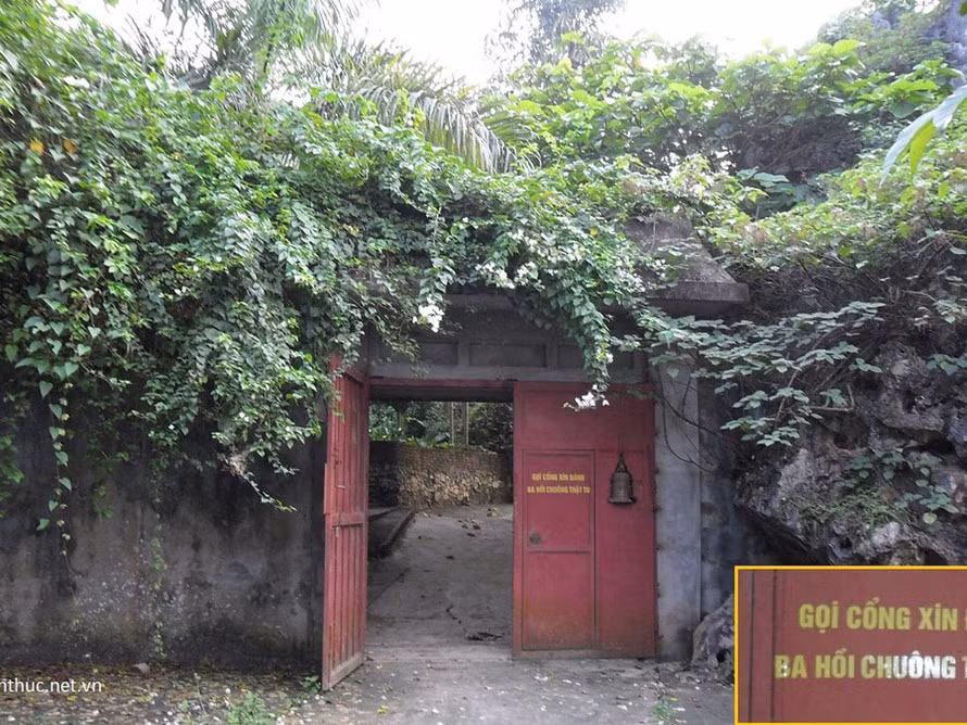 Ông Đức nổi tiếng không chỉ vì nuôi gấu mà còn tự mình xây dựng một trang trại, trong đó có khu lăng mộ chờ ướp xác mình. Ảnh: Tiền phong