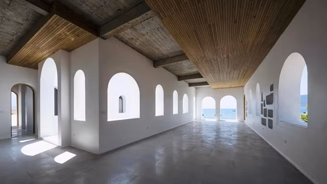Căn biệt thự mang phong cách Santorini, với 2/3 diện tích dành cho không gian sinh hoạt chung và rất ít phòng ngủ. Ảnh: Archdaily
