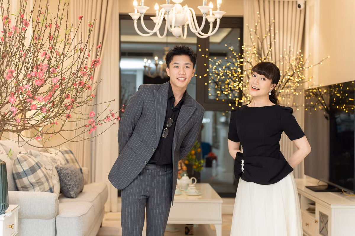 Trong phòng khách, nghệ sĩ Vân Dung đặt bộ sofa đơn giản nhưng sang trọng. Ảnh: FB Vân Dung