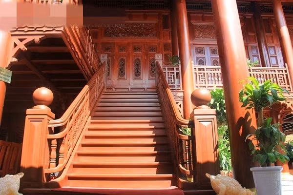 Cầu thang lên xuống cũng bằng gỗ lim. Ảnh: Baoxaydung