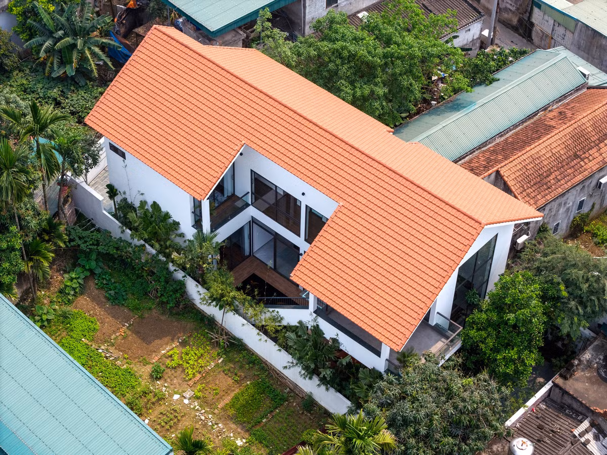 Cấu trúc ngôi nhà hình chữ U theo lối truyền thống, kết hợp hình ảnh mái ngói đặc trưng cho ngôi nhà truyền thống Việt Nam.