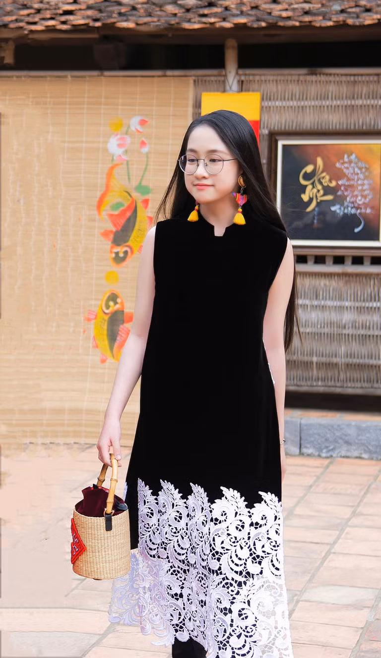 Trong hình, Kỳ Uyên gây bất ngờ với ngoại hình xinh xắn và chiều cao nổi bật không kém mẹ Hoài Anh.