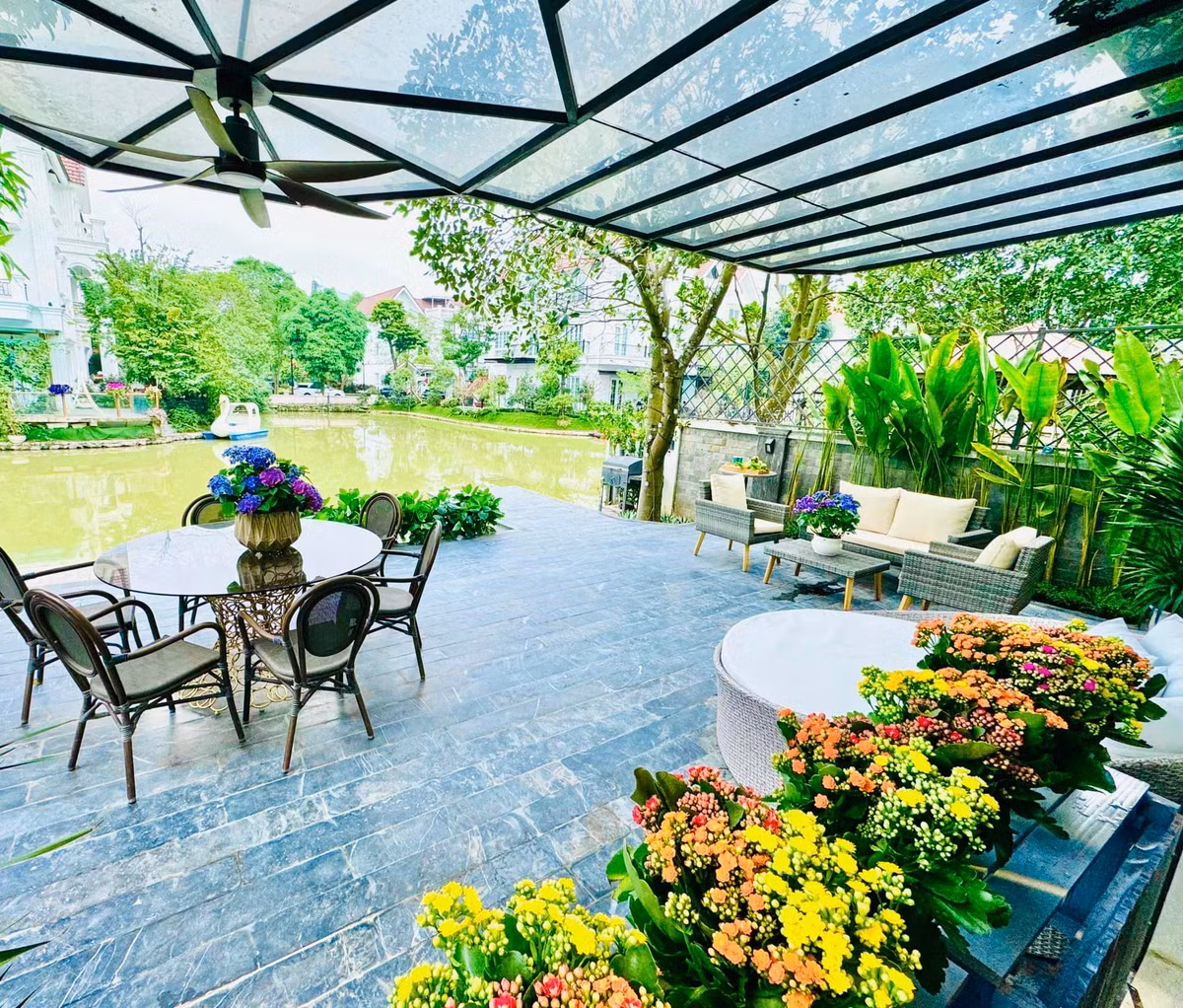 Có thể thấy, sân vườn trước nhà là khu vực được nữ diễn viên dành nhiều tâm huyết chăm sóc nhất. Nguồn ảnh: FBNV