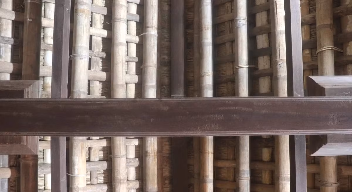 Khung nhà mái bổi được làm bằng cây luồng. Ảnh; Dân Việt