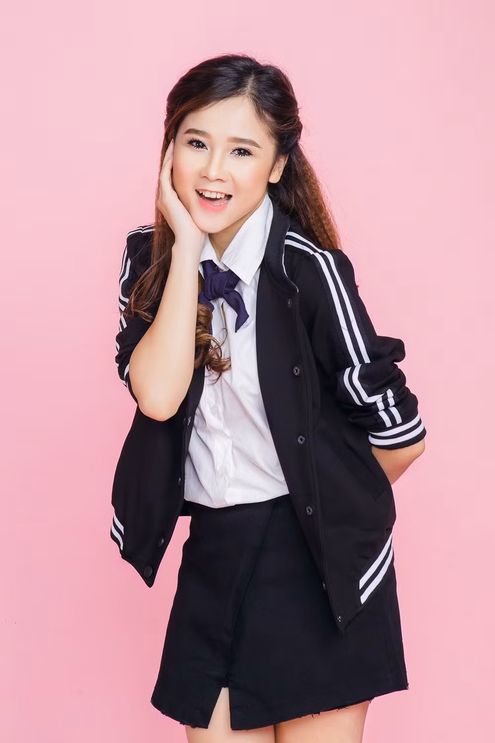Với lối trang điểm nhẹ, các thành viên nhóm Mắt Ngọc đã lột tả được sự ngây thơ cũng như nét nữ sinh tinh nghịch của mình. Ngọc Dung bước sang tuổi 31 nhưng vẫn giữ được vẻ tươi trẻ, nhí nhảnh như thời tuổi teen.