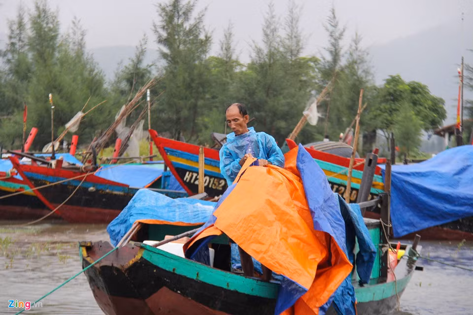 Ông Nguyễn Văn Hậu, trú xã Cẩm Nhượng, huyện Cẩm Xuyên (Hà Tĩnh) cho biết gia đình ông mới ra khơi khoảng 3 ngày, nhận được thông tin báo bão mạnh nên phải cho thuyền quay trở vào bờ để tránh trú. Ảnh: Phạm Trường.