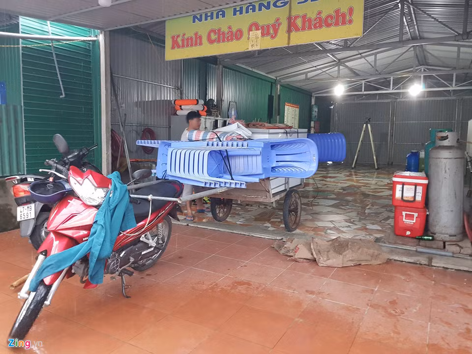 Tại Nghệ An, người dân cũng mau chóng di chuyển các đồ đạc có giá trị tại các nhà hàng ven biển. Ảnh: Phạm Hòa.