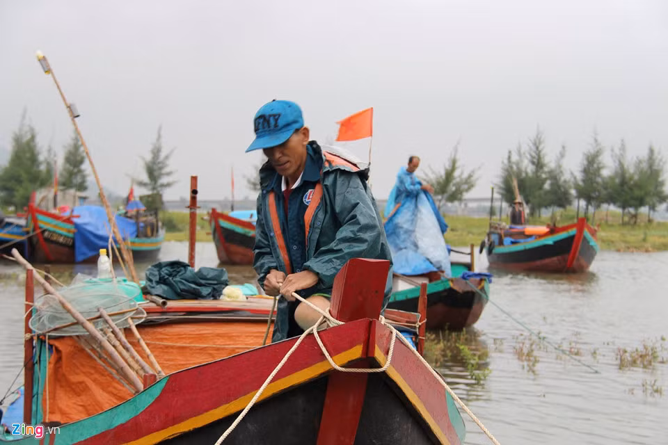 Tại vùng biển xã Cẩm Nhượng, huyện Cẩm Xuyên (Hà Tĩnh), nhiều ngư dân cũng đang tất bật cho việc neo đậu tàu thuyền, thu dọn dẹp ngư cụ tránh trú cơn bão số 10 sắp đổ bộ. Ảnh: Phạm Trường.