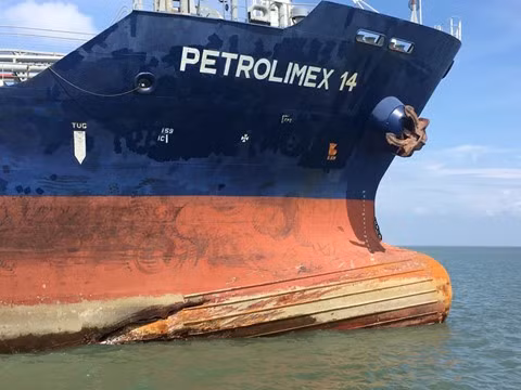 Tàu Petrolimex 14 sau khi đâm chìm tàu Hải Thành 26-BLC