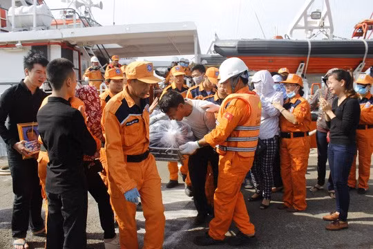 Thi thể 9 thuyền viên tàu Hải Thành 26-BLC được đưa vào đất liền sau nhiều ngày tìm kiếm.