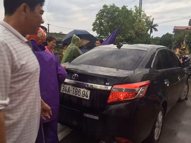 Chiếc Vios màu đen của đối tượng nghi bắt cóc trẻ em ở Hưng Yên.