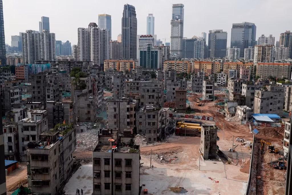 Khu vực Tiển Thôn đang trong quá trình tái quy hoạch, nhìn từ một khu chung cư mới ở Quảng Châu, ngày 7/9. Trải dài trên 56.000 km2 với dân số hơn 70 triệu người, Khu vực Vịnh Lớn là trọng tâm trong kế hoạch của đảng Cộng sản Trung Quốc để thành lập trung tâm sản xuất và công nghệ tiên tiến.