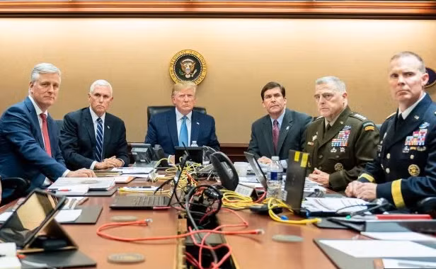 Tổng thống Trump cùng các quan chức cấp cao Mỹ giám sát chiến dịch tiêu diệt thủ lĩnh IS Abu Bakr al-Baghdadi tại Phòng Tình Huống của Nhà Trắng.