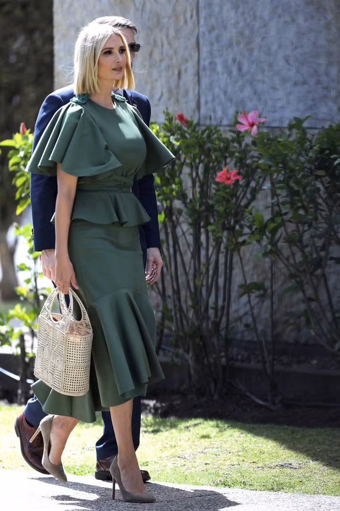Ivanka Trump mặc chiếc váy do Johanna Ortiz thiết kế trong chuyến thăm Bogota, Colombia, ngày 3/9.