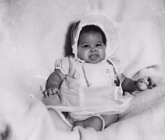 Cựu Đệ nhất phu nhân Mỹ Michelle Obama tên thật là Michelle LaVaughn Robinson. Bà sinh ngày 17/1/1964 trong một gia đình trung lưu gốc Phi ở vùng South Side, Chicago. Ảnh chụp bà Michelle Obama lúc nhỏ. Ảnh: ES.