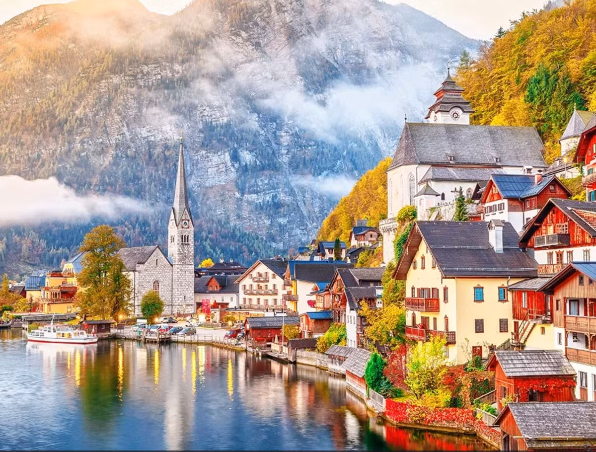 9. Hallstatt (Áo): Thị trấn Hallstatt của nước Áo được ví như khung cảnh trong những câu chuyện cổ tích. Chạy dọc theo dãy ngôi nhà cổ mang phong cách Holzhaus là những tán phong soi mình dưới mặt hồ yên ả. Buổi sáng là thời điểm lý tưởng để khám phá nơi này, khi những tia nắng xuyên qua kẽ lá, rót xuống thảm hoa sặc sỡ. *) Title do Kiến Thức biên tập lại