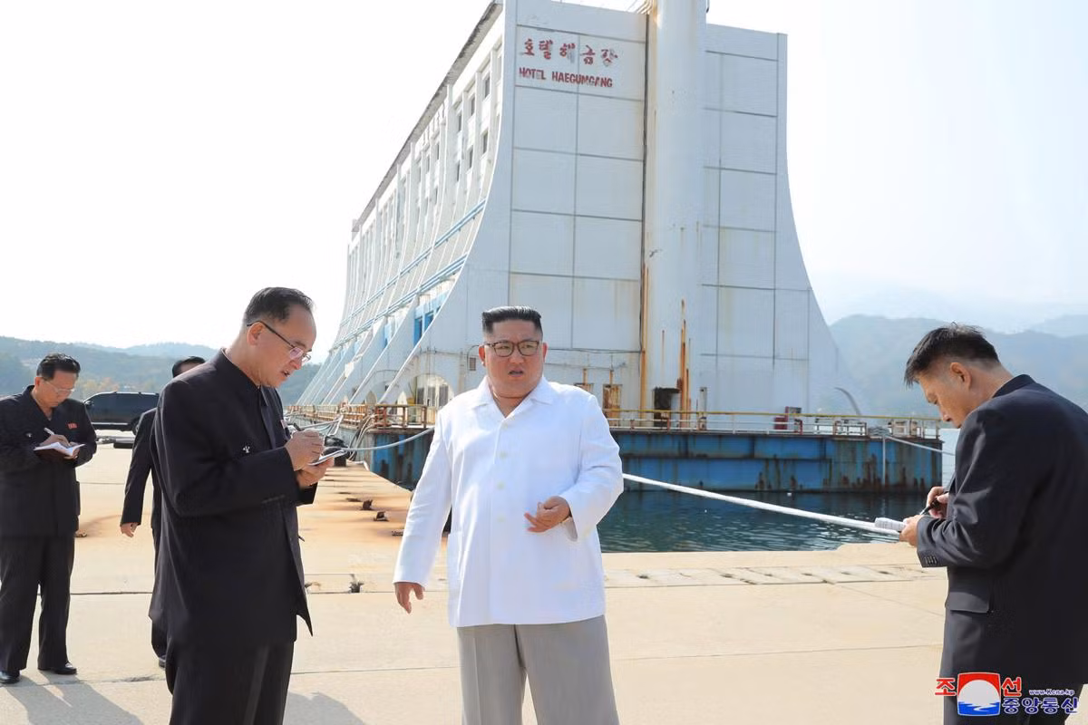 "Lãnh đạo Kim Jong-un đã chỉ thị phá bỏ những công trình xấu xí trên núi Kim Cương và xây lại các công trình hiện đại mới theo cách riêng của Triều Tiên, phù hợp với cảnh quan thiên nhiên của núi Kim Cương", KCNA trích dẫn chỉ đạo của ông Kim. Ảnh: KCNA.