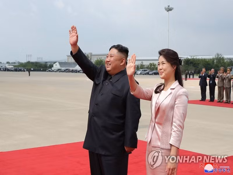 Được biết, từ đầu năm đến tháng 6/2019, bà Ri có 6 lần xuất hiện công khai, bao gồm việc tháp tùng ông Kim trong chuyến thăm Bắc Kinh (Trung Quốc) ngày 1-10/1, tham dự buổi biểu diễn kỷ niệm 71 năm thành lập lực lượng vũ trang Triều Tiên hồi tháng 2 và thăm một trang trại nuôi cá vào tháng 4/2019. Ảnh: Bà Ri tại sân bay quốc tế Sunan, Bình Nhưỡng, ngày 21/6/2019. Ảnh: Yonhap.