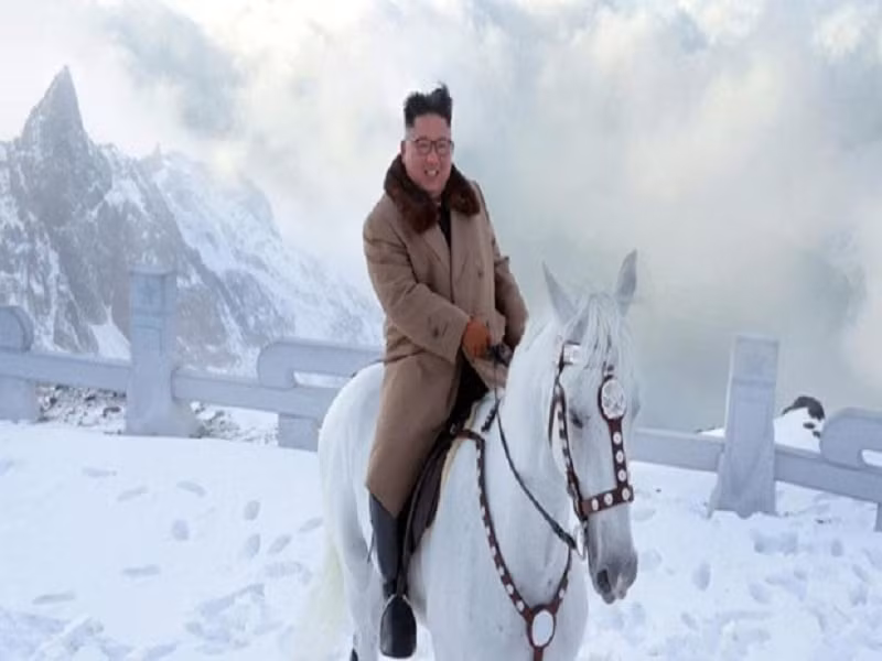 ​Lanh dao Trieu Tien Kim Jong Un cuoi ngua toi tham nui Paekdu