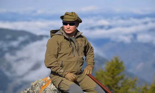 Tổng thống Putin thưởng ngoạn cảnh sắc thiên nhiên mùa thu nước Nga trong rừng taiga.