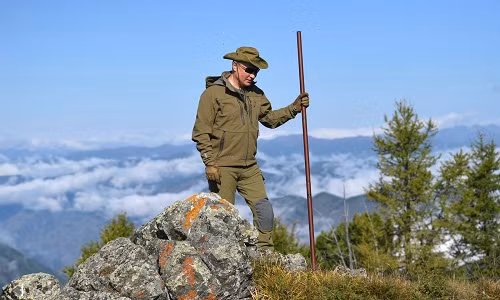 Hôm 7/10/2019 là ngày sinh nhật lần thứ 67 của Tổng thống Putin. Trước thềm sinh nhật tuổi 67, nhà lãnh đạo Nga đã "tự thưởng" cho mình chuyến dã ngoại tại khu rừng taiga ở Siberia cuối tuần qua. (Nguồn ảnh: Sputnik/AP)