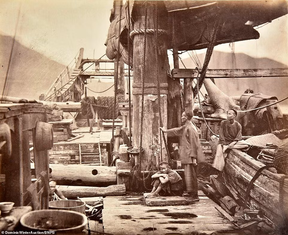 Một vài người dân địa phương trên con thuyền cũ kỹ.