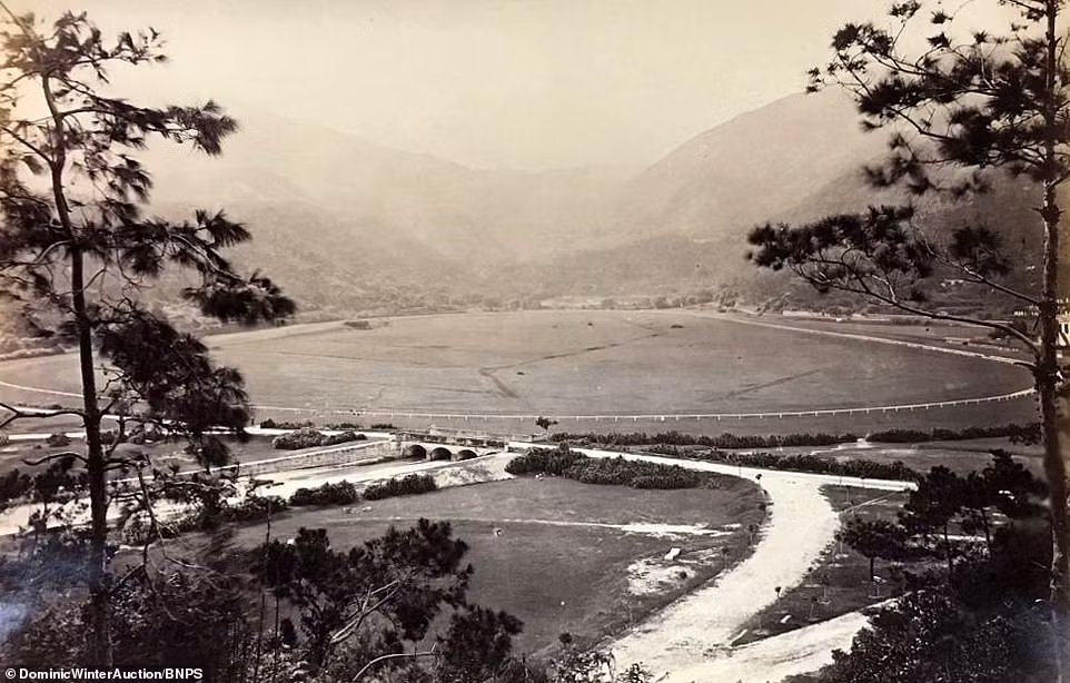 Trường đua ngựa Happy Valley, được xây dựng vào năm 1845, là một điểm thu hút khách du lịch ở Hong Kong ngày nay. Trường đua này hiện giờ được bao quanh bởi các tòa nhà chọc trời.