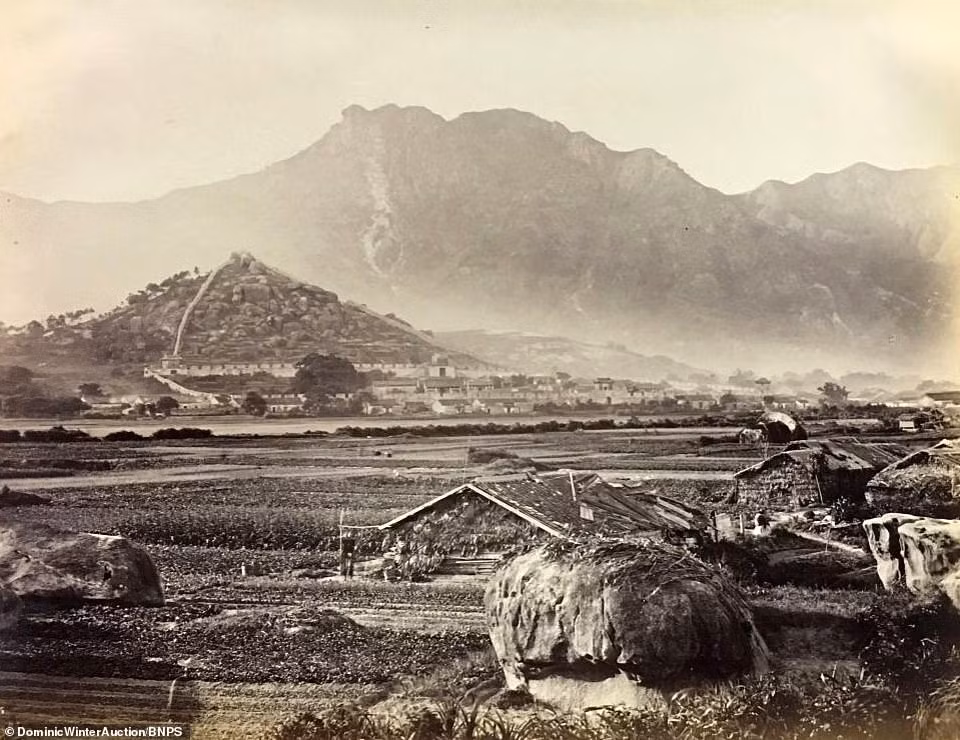 Kowloon - hiện giờ là khu đô thị đông dân nhất ở Hong Kong - khi đó là vùng nông thôn cư dân thưa thớt với những túp lều rải rác khắp các cánh đồng.