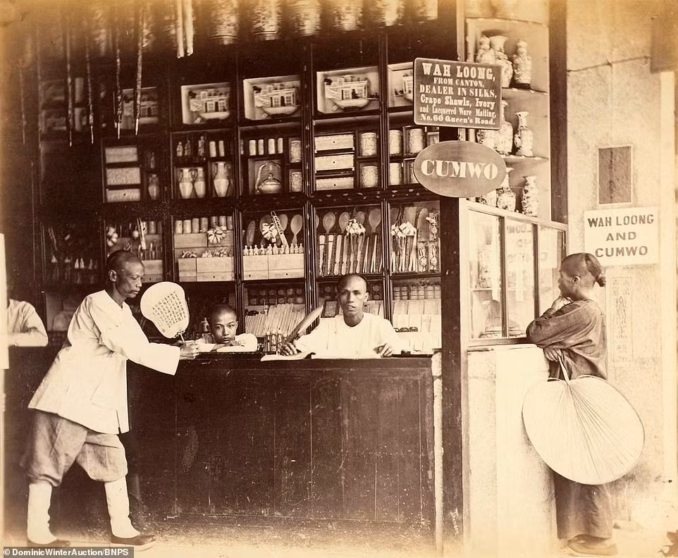 Đây là một cửa hàng Wah Loong chuyên nhập hàng từ Quảng Châu, ở Hong Kong 150 năm trước.